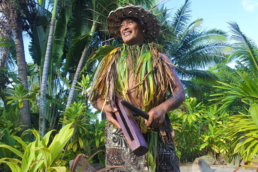 Un músico de las Islas Cook marca el ritmo de un paté tradicional (tambor cortado)